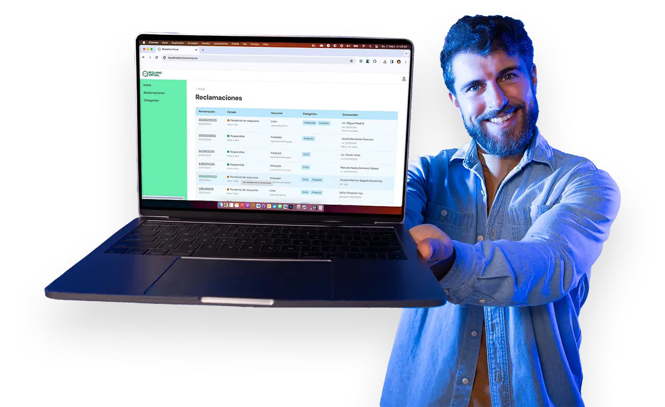 Hombre sonriente mostrando la pantalla de una laptop con el libro de reclamaciones virtual de Reclamo Virtual